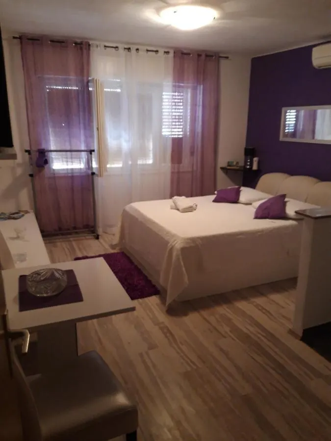 Rooms And Apartment Stambuk II location